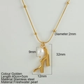Collana a sfere in acciaio dorato con perla d'acqua dolce e ciondolo a corallo - Erba Marina (0729G)