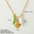 Goldene Perlenkette mit grünem Chili, strukturiertem Herz und Perlenanhängern - Chili Anatomisches Herz Stil