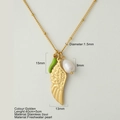 Goldene Edelstahlkette mit Perle, grünem Chili-Anhänger und Feder-Charme - Chili Feder Stil