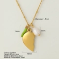 Goldene Edelstahlkette mit Herzanhänger, grünem Chili-Charm und weißer Perle - Chili Links Herz Stil