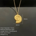Collana con ciondolo a conchiglia nautilus in acciaio inossidabile dorato su fondo scuro - Oro - Nautilo