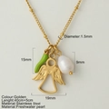 Goldene Perlenkette mit Engelanhänger, grünem Chili-Charm und echter Süßwasserperle - Chili Engel Stil