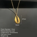 Collana con ciondolo a conchiglia dorata in acciaio inossidabile su fondo riflettente - Oro - Conchiglia (G11)