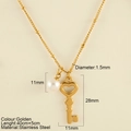 Collier en acier inoxydable doré avec un pendentif clé cœur et une perle blanche - Pendentif Clef Cœur (25176)
