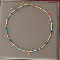 Bunte Boho-Perlenkette mit rosa Herzanhänger und goldenem Edelstahlverschluss - Rosa Herz