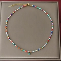 Bunte Boho-Halskette mit kleinem blauem Emaille-Herzanhänger und vergoldetem Verschluss - Seeblaues Herz