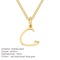 Collar de acero inoxidable dorado con un colgante de letra C y un pequeño detalle de corazón - Color acero / Letra C