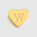Goldener herzförmiger Anhänger aus Edelstahl mit einem geprägten Buchstaben W - Buchstabe W Stil