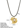 Colgante de foca dorado en acero inoxidable con perla blanca y cordón negro de 2 mm - Estilo Foca