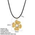 Colgante de flor en acero dorado con perla blanca en un collar de cuerda negra - Estilo de Flor