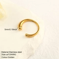 Detailaufnahme des 18K vergoldeten Edelstahlrings auf einer steinernen Basis - Umfang 54MM-US7 / Gold (TR18920)