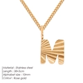 Colgante letra M en oro rosa con cadena cubana de 2 mm en acero inoxidable duradero - Letra M / Rosa oro