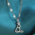 Zilveren stalen ketting met artistieke letter B-hanger en uitgehold hartdetail - Staal-B