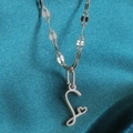Zilveren ketting met cursieve letter L hanger en hartje op blauwe zijden stof - Staal-S
