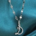 Zilverkleurige hartketting met cursieve letter D hanger aan een platte geweven ketting - Staal-D