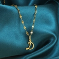 Gouden ketting met hartvormige letter D-hanger en platte schakelketting op zijden stof - Goud-D