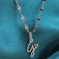 Zilveren roestvrijstalen letter G ketting met hartje hanger op blauwe satijnen stof - Staal-G
