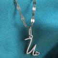 Gepolijste stalen ketting met cursieve letter U hanger en klein hartjesdetail - Staal-U