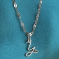 Zilverkleurige ketting met een schrijfletter Y hanger en een opengewerkt hartje - Staal-Y