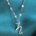Zilveren hartketting met hanger letter h en gedraaide ketting op zijde - Staal-N
