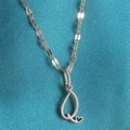 Zilverkleurige ketting met letter Q hart hanger en glinsterende watergolfketting - Staal-Q