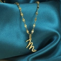 Gouden ketting met hartje letter M hanger en paillettenketting op satijnen achtergrond - Goud-M