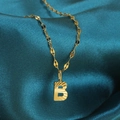 Gouden roestvrijstalen ketting met een getextureerde hoofdletter B-hanger op zijde - Goud-B