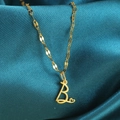 Gouden hartketting met letter B-hanger op een donkerblauwe zijden achtergrond - Goud-B