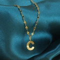 Gouden hiphopketting met hanger letter C op een achtergrond van groenblauwe zijde - Goud-C