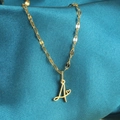 Gouden hart hanger ketting met sierlijke letter A op blauw satijnen achtergrond - Goud-A