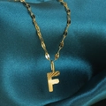 Gouden roestvrijstalen ketting met letter F hanger en zonnestraaltextuur op satijn - Goud-F