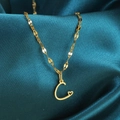 Elegante gouden ketting met hanger letter C en hartdetail op zijden satijnen achtergrond - Goud-C