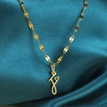 Elegante gouden hartketting met alfabet hanger op een blauwe zijden achtergrond - Goud-F