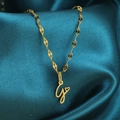 Minimalistische gouden ketting met cursieve letter G hanger en hartdetail op zijde - Goud-G