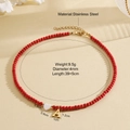 Detail van rode kralen choker met witte hart hanger en roestvrijstalen ketting afmetingen - Letter A / Rode Turkoois Ketting
