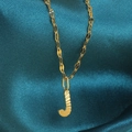 Gouden ketting met letter J hanger met textuur op blauwe zijden achtergrond - Goud-J