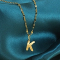 Gouden roestvrijstalen ketting met een getextureerde letter K hanger in sunburst-stijl - Goud-K