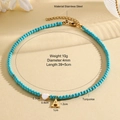 Detail van de turquoise kralenketting met wit hartje en goudkleurige letter A hanger - Letter A / Groene Turkoois Ketting