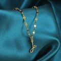 Gouden hartketting met hanger letter J gepresenteerd op elegante zijden stof - Goud-J