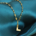 Gouden ketting met letter L hanger voorzien van een getextureerd zonnestraalpatroon - Goud-L