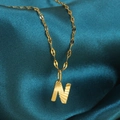 Gouden roestvrijstalen ketting met letter N hanger en zonnestraal textuur - Goud-N