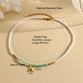 Gedetailleerd zicht op kralenketting met groene natuursteen en gouden hanger letter A - Letter - A / Groene Kristallen Ketting