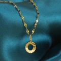 Minimale gouden ketting met ronde gegraveerde hanger op blauwe zijden stoffen - Goud-O