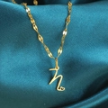 Gouden ketting met cursieve letter H hanger en hartje op een blauwe zijden achtergrond - Goud-N