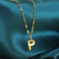 Gouden roestvrijstalen ketting met letter P hanger en unieke radiale textuurafwerking - Goud-P