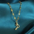 Gouden hartketting met een gestileerde letter D hanger op een donkere zijden achtergrond - Goud-P