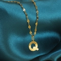 Gouden roestvrijstalen ketting met gestructureerde letter Q op blauwe zijden stof - Goud-Q