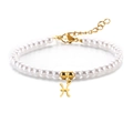 Elegante pulsera de perlas con dije dorado del signo Piscis y cadena ajustable - Piscis