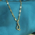Gouden ketting met letter Q hanger en klein hartje op een glanzende textuur ketting - Goud-Q