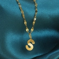 Gouden hiphop ketting met een S-vormige letter hanger en radiale textuur - Goud-S
